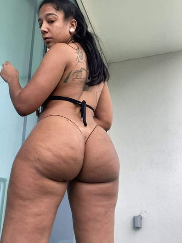 Mein großer Arsch in diesem kleinen Bikini