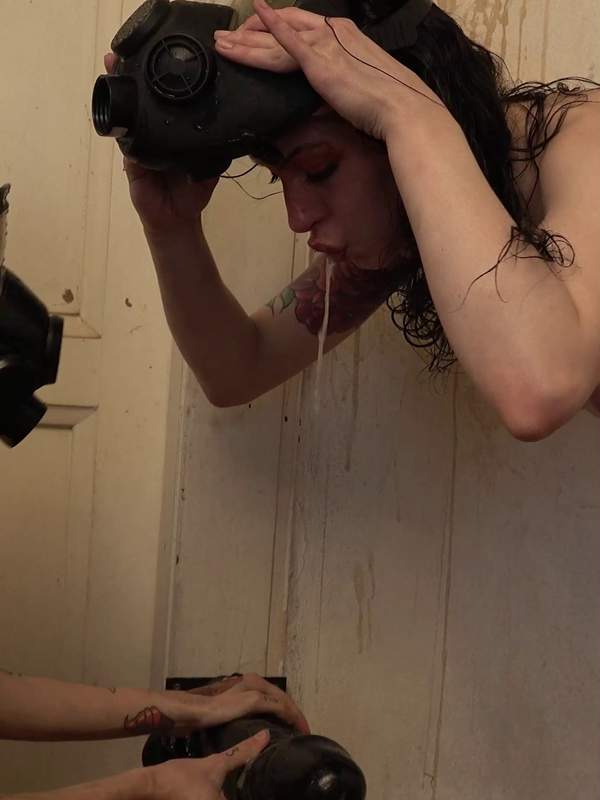 Anna De Ville fickt mit ihrem riesigen Dildo