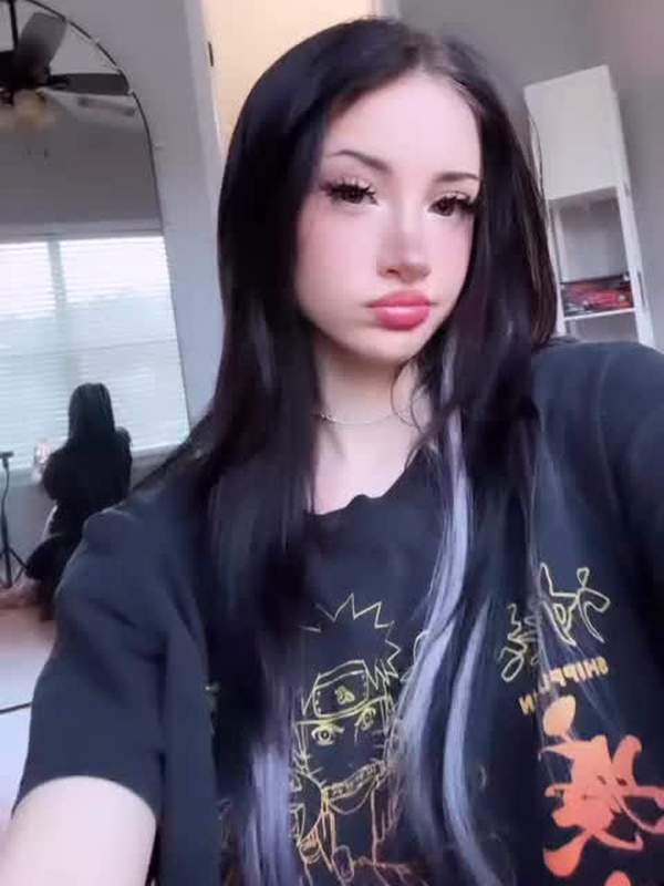 Langhaarige Sirene mit gepiercten Nippeln macht sich vor der Kamera Sexy