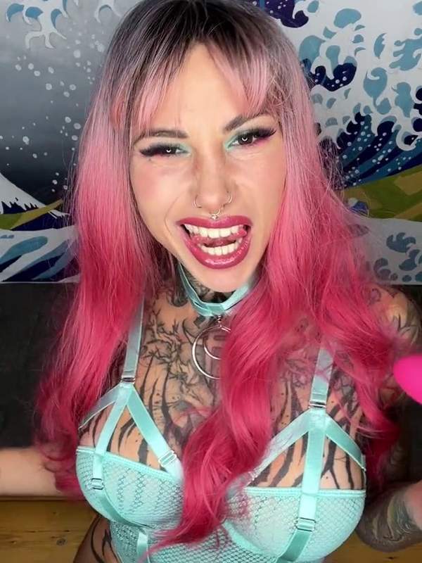 Sie steckt sich einen Vibrator in ihre Muschi und Masturbiert in Cosplay