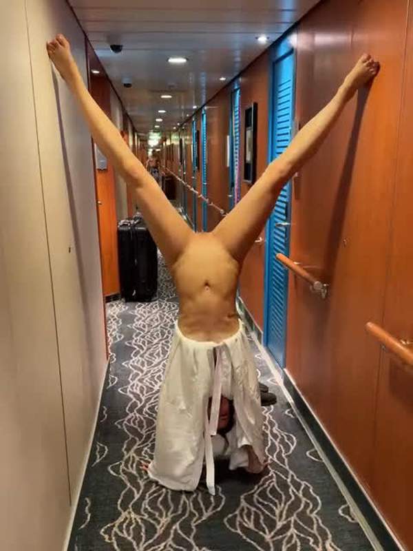 Geile Brüste und gepiercte Muschi - Brünette geht auf Kreuzfahrtschiff wild
