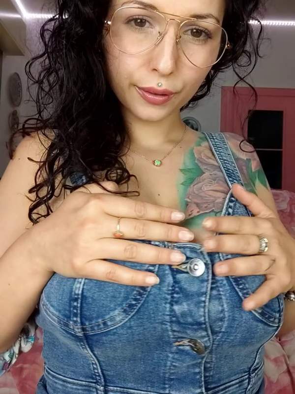 Fick mit dem tätowierten Bimbos - ihre großen Titten und ihre kleine Muschi
