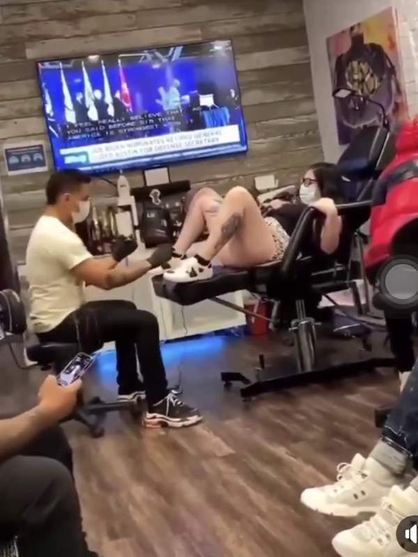 Ich spritze öffentlich ab während ich mich beim Tätowieren vergnüge - ein versauter Tag mit viel Spritzwasser und Tattoos