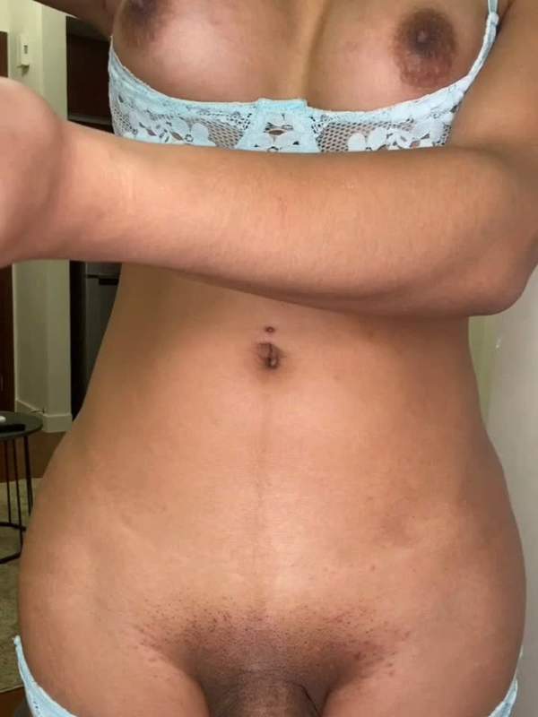 Ladyboy mit riesigen Titten wichst sich ab