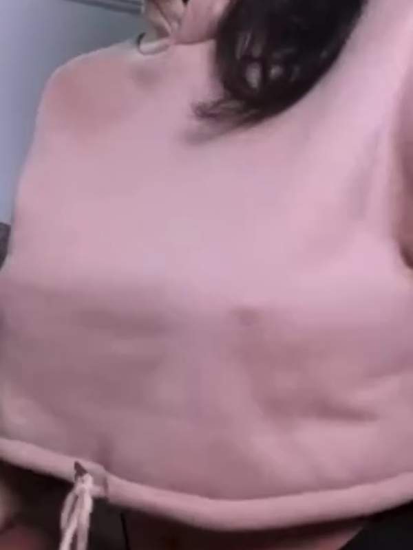 Sexy Braut mit dicken Titten zeigt ihre Möse