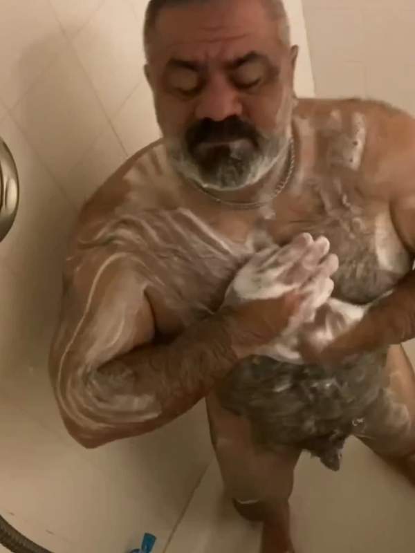 Er wichst sich seinen Schwanz in der Dusche