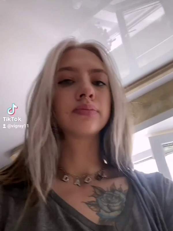 Teen mit Tattoos macht sich vor der Kamera Sexy