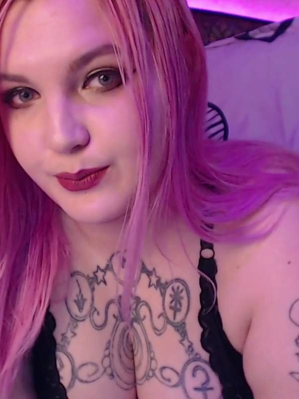 Was denkst du von diesem rosa haarigen Mädchen mit ihren prallen Titten und ihrem fetten Arsch