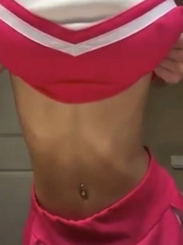 Sexy Cheerleader mit prallen Titten beim Flirten