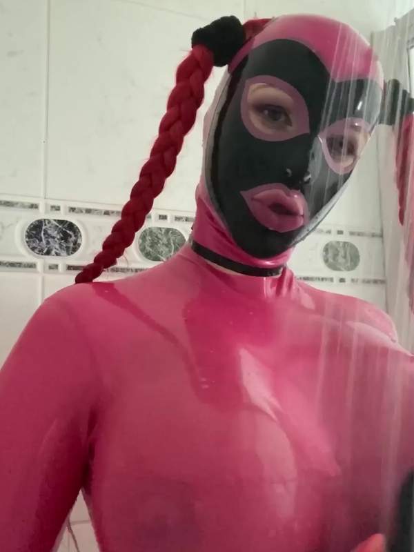 Dieser kitzelige Fick lässt den goldenen Strom solo ablaufen - über Latex und Gepierce Muschi