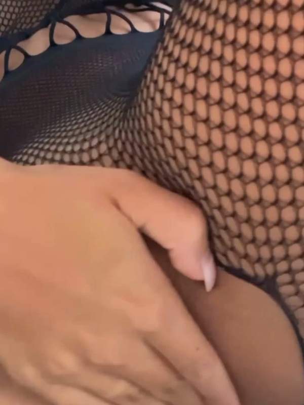 Süsse Latina spielt mit ihrem Dildo