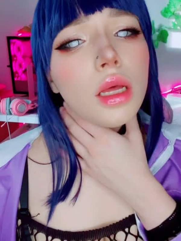 Süße Hinata spielt mit ihrer Muschi