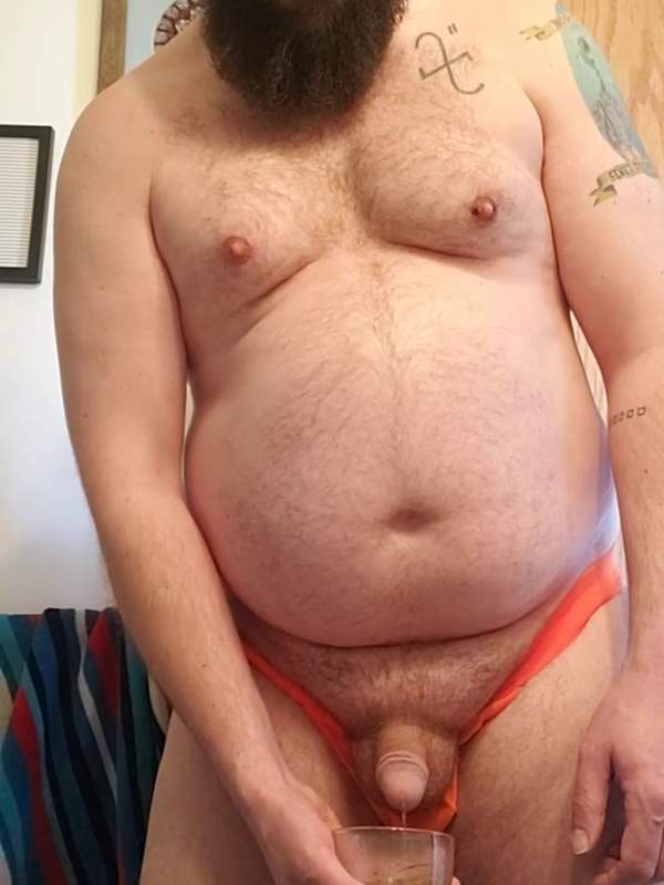 Dieser bärtige Bear mit Tattoos lutscht sein Bier und wird zum Pissender - er will deine Träume erfüllen