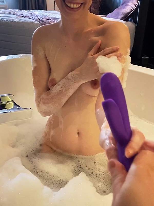 Ein Mädchen mit ihrem lila Dildo