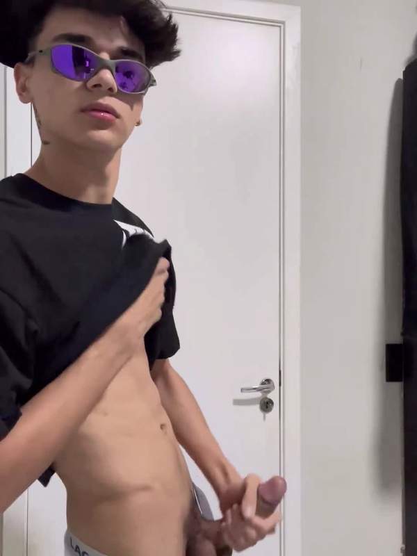Süßer Latino Junge zeigt seinen Schwanz