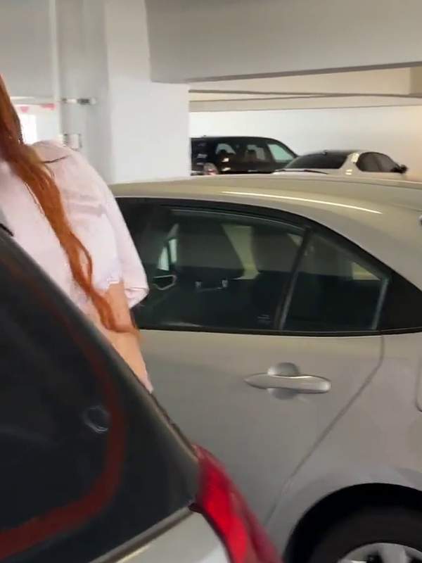 Rothaarige Studentin Strippt in der Garage