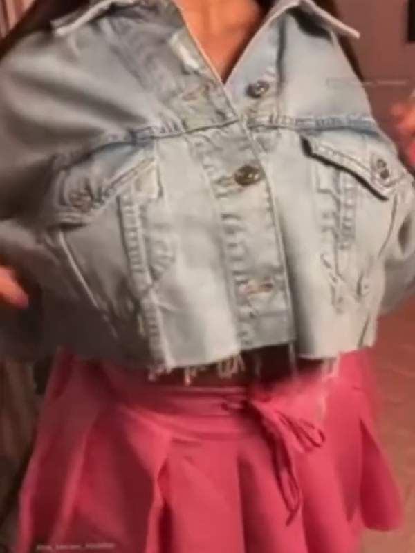 Busige Hure zeigt ihre riesigen Titten unter dem Jeansrock