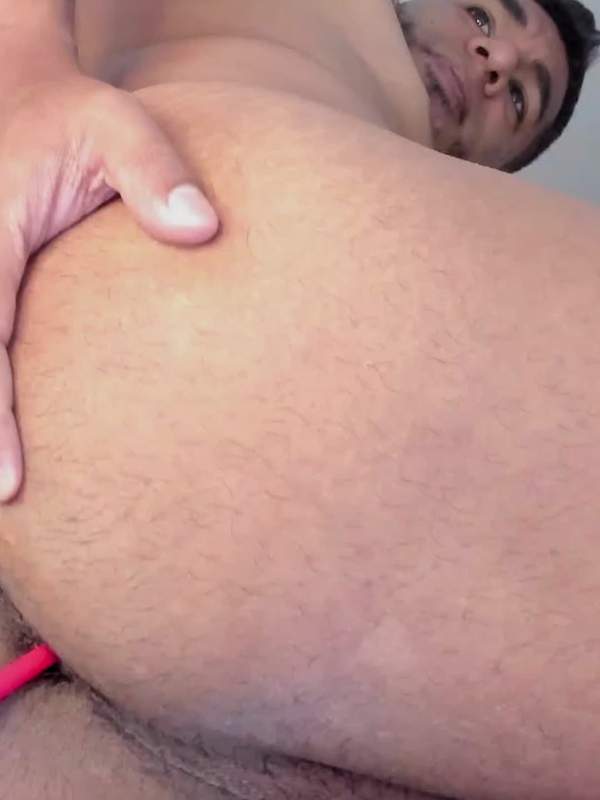 Gay mit perfektem Schwanz wichst sich ab