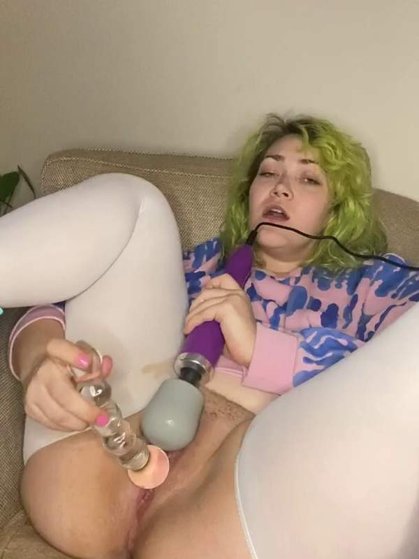 Grünhaarige Nymphomane mit dem Dildo und der Magic Wand