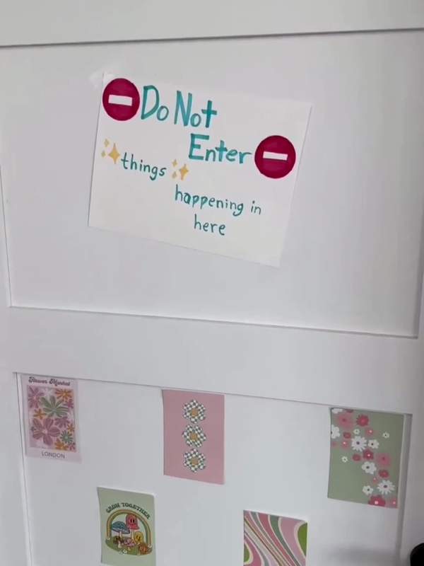Die enge Tür mit dem Don't Enter Schild - ein perfektes Hindernis für Schwänze