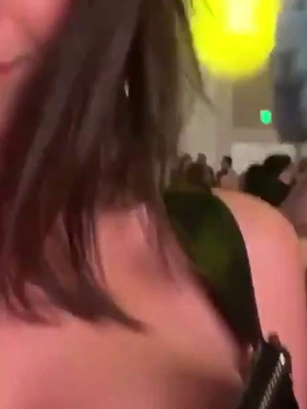Brünette Schönheit mit sexy Augen und Titten