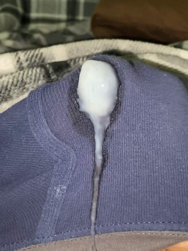 Ich habe mich selbst gut geleckt und jetzt rieche ich an meinem eigenen Sperma