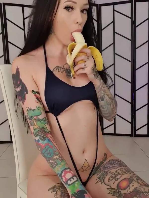 Meine Tattoos sind voll sichtbar während ich dich mit meiner Banane verführe - ein Bikini Babe mit fruchtigem Fetisch