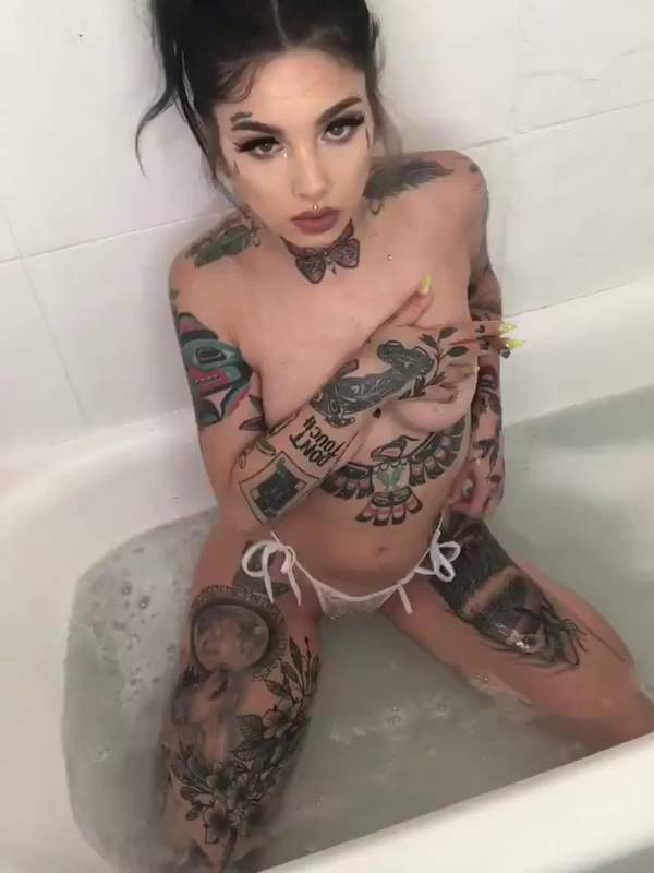 Hier bin ich - sexy tätowierte Göttin im Bad