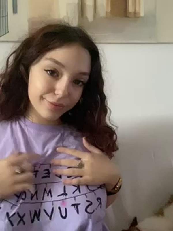 Stunner mit grossen Titten verführt ihre Muschi