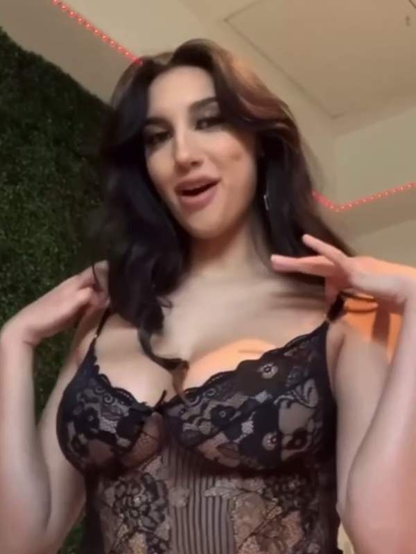 Brunette mit großen Titten in Strapsen