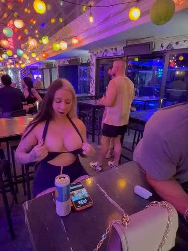 Sie zeigt ihre Titten beim Sex mit dem Barkeeper