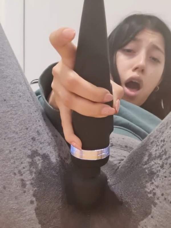 Brunette mit dicker Muschi und sexy Strapsen