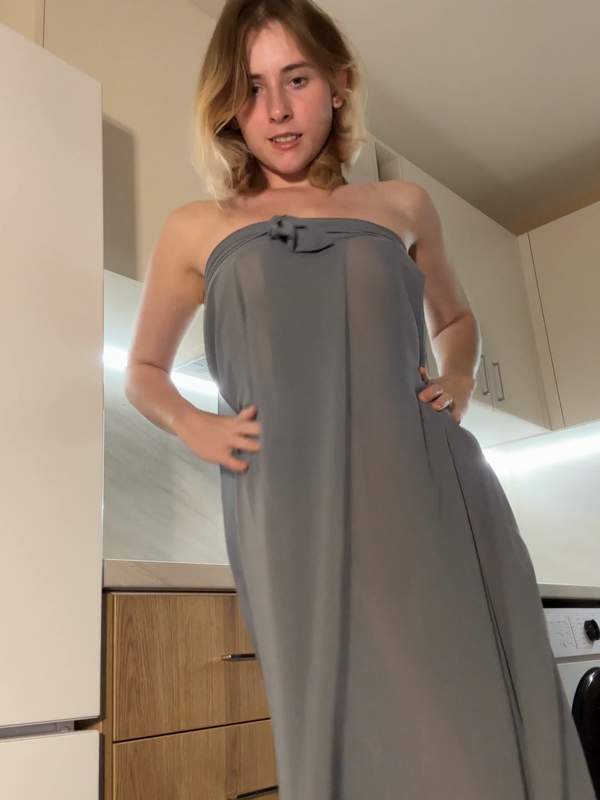 Hii uwu süsse kleine Brünette mit kleinen Titten
