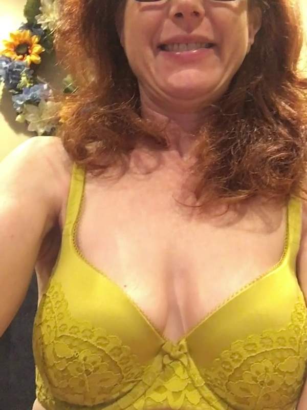 Sie will an diesem reifen Hottie mit Brille zusehen wie sie ihre saftige Muschi fingert