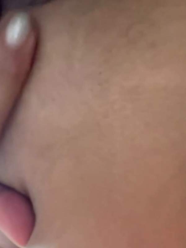 Sie wichst sich mit ihren Fingern