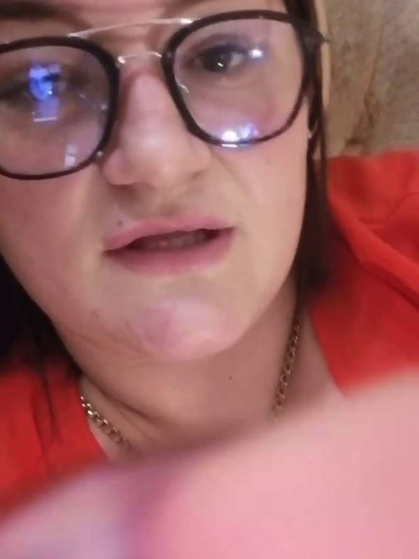 Brille mit riesigen Titten - ein geiles Girl mit riesigen Titten