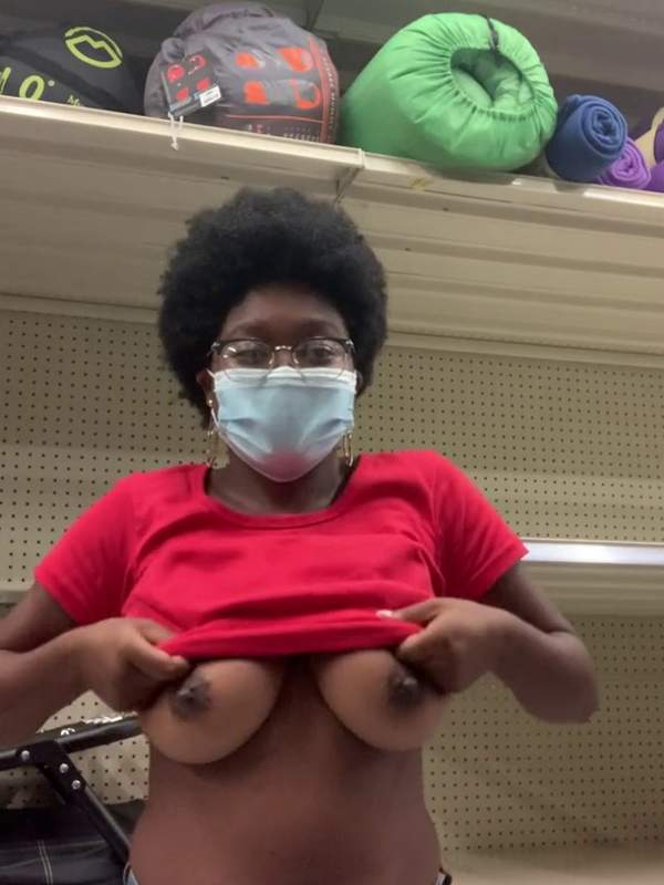 Ebony mit Brille und Titten unter der Maske beim Shopping