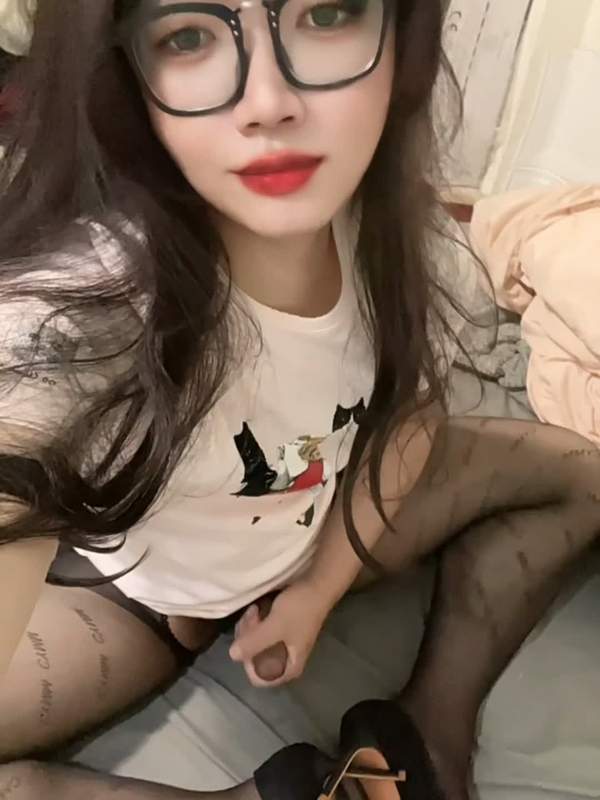 Liyitong - ein Transenpornoclip mit einer hübschen Shemale