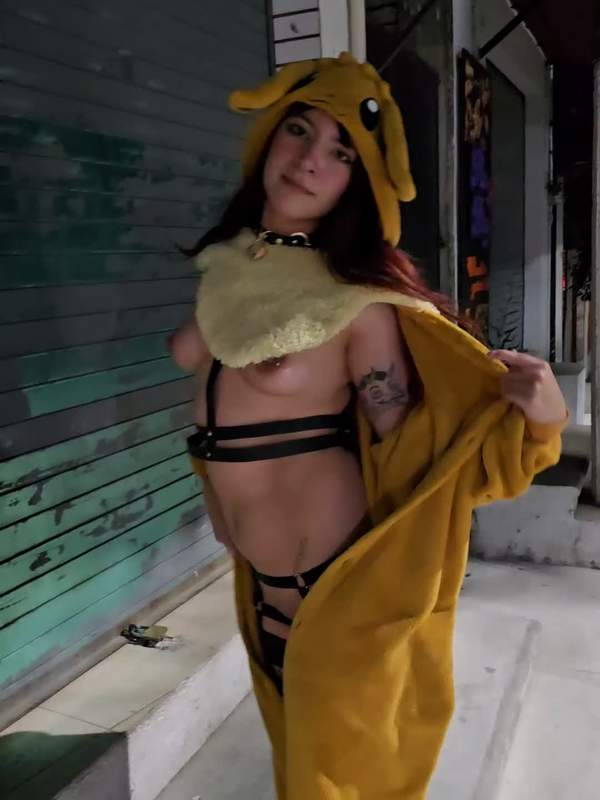 Pokémon Mädchen zeigt ihre Titten und Arsch öffentlich