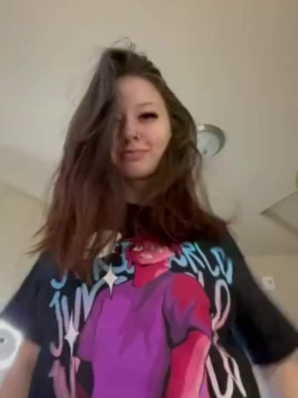 Sexy Muschiflasher mit großen Titten zeigt ihre Muschi