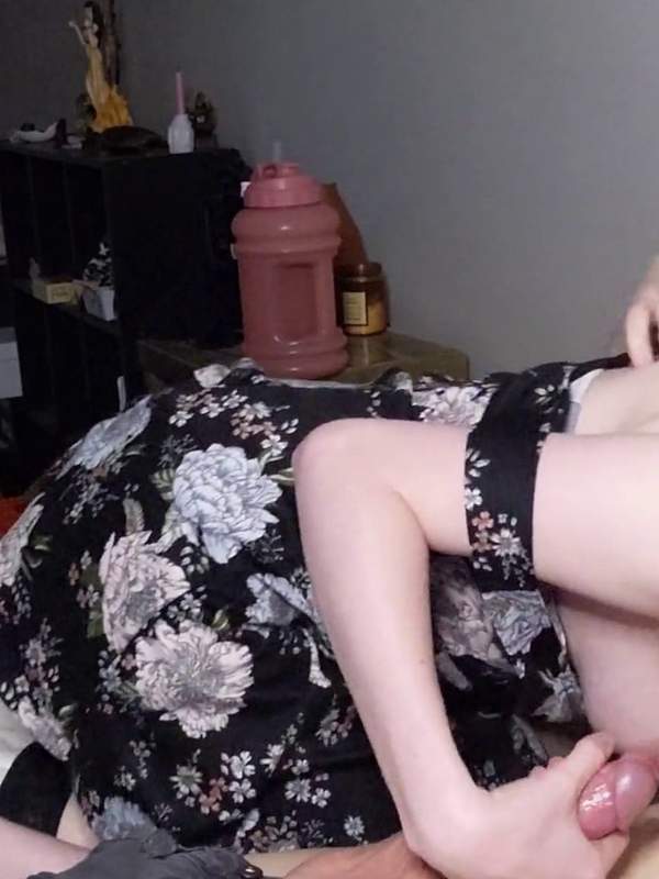 Stiefschwester gibt Stiefbruder einen Handjob