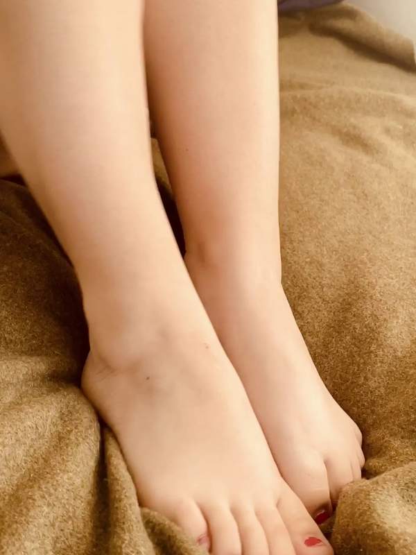 Nackte Füße und geile Titten - ein geiles Footfetischvideo