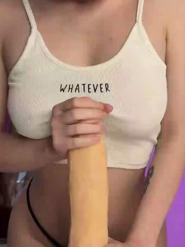 Sportslut mit Brille fickt ihre Muschi mit einer Banane