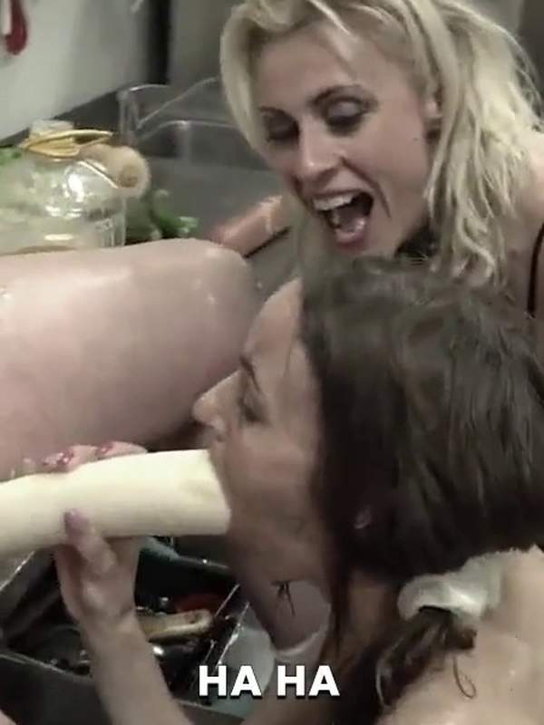Vollbusige Babes ficken sich mit Dildos