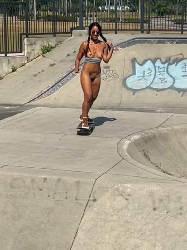 Asiatisches Mädchen mit gepierctem Arsch fickt mit dem Skateboard