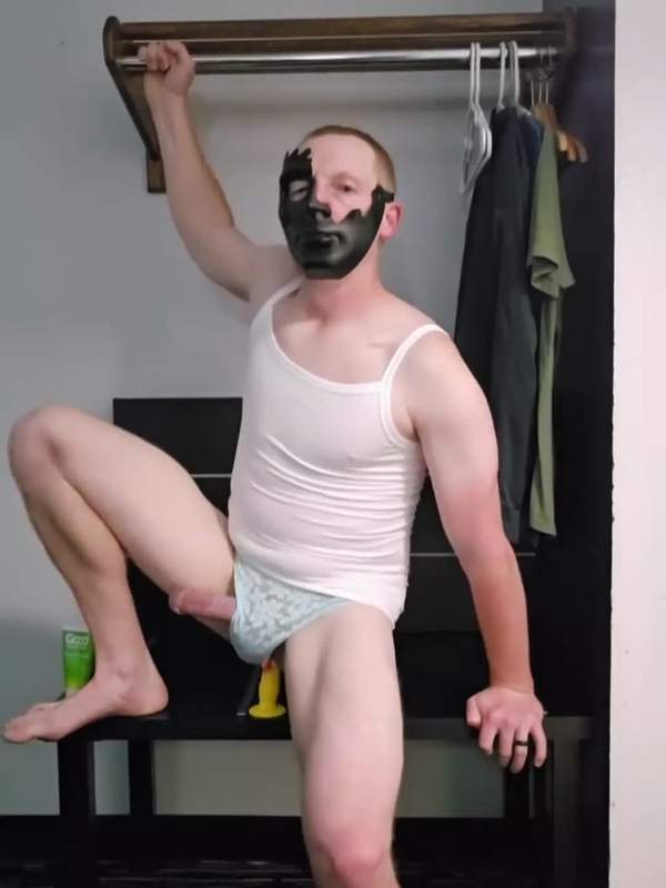 Dicke Schwänze beim Reiten - ein geiles Solo mit Dildos