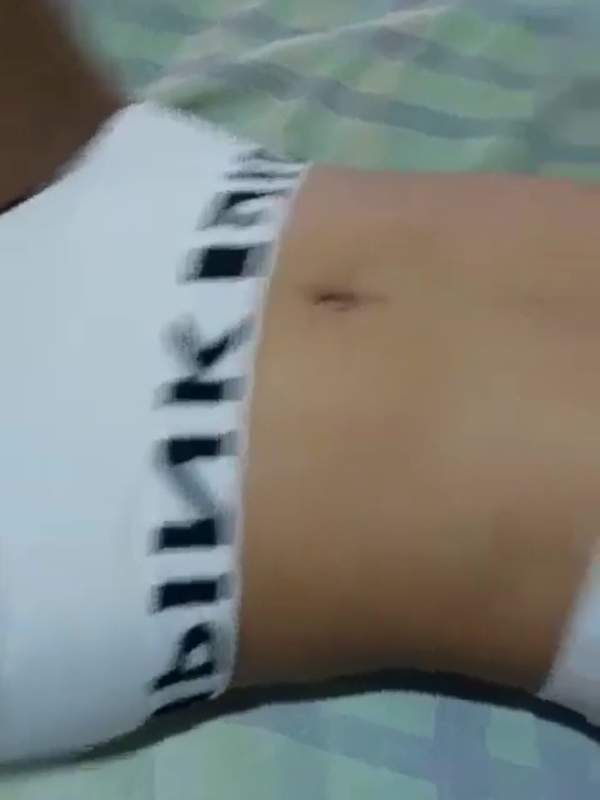 Hübsches Teen mit rasierte Muschi unter dem Bikini
