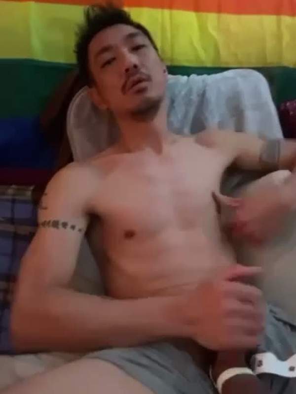 Junge Asiatin mit dicken Titten wichst sich ab