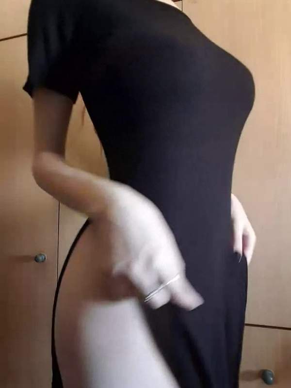 Vollbusige Vixen zeigt ihre Titten in schwarzem Kleid