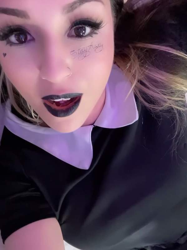 Sexy Goth Girl fickt mit einer Maschine